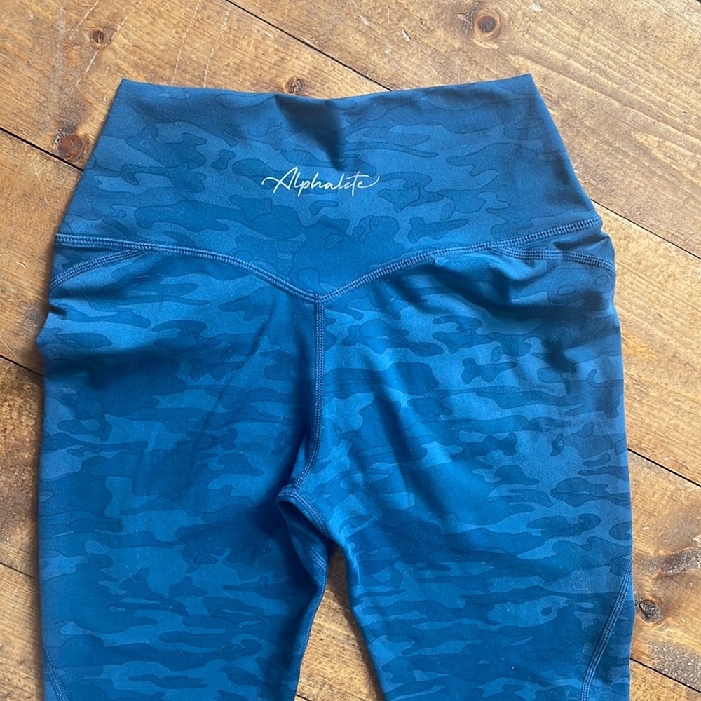 Size Small Alphalete Blue Camo Leggings!